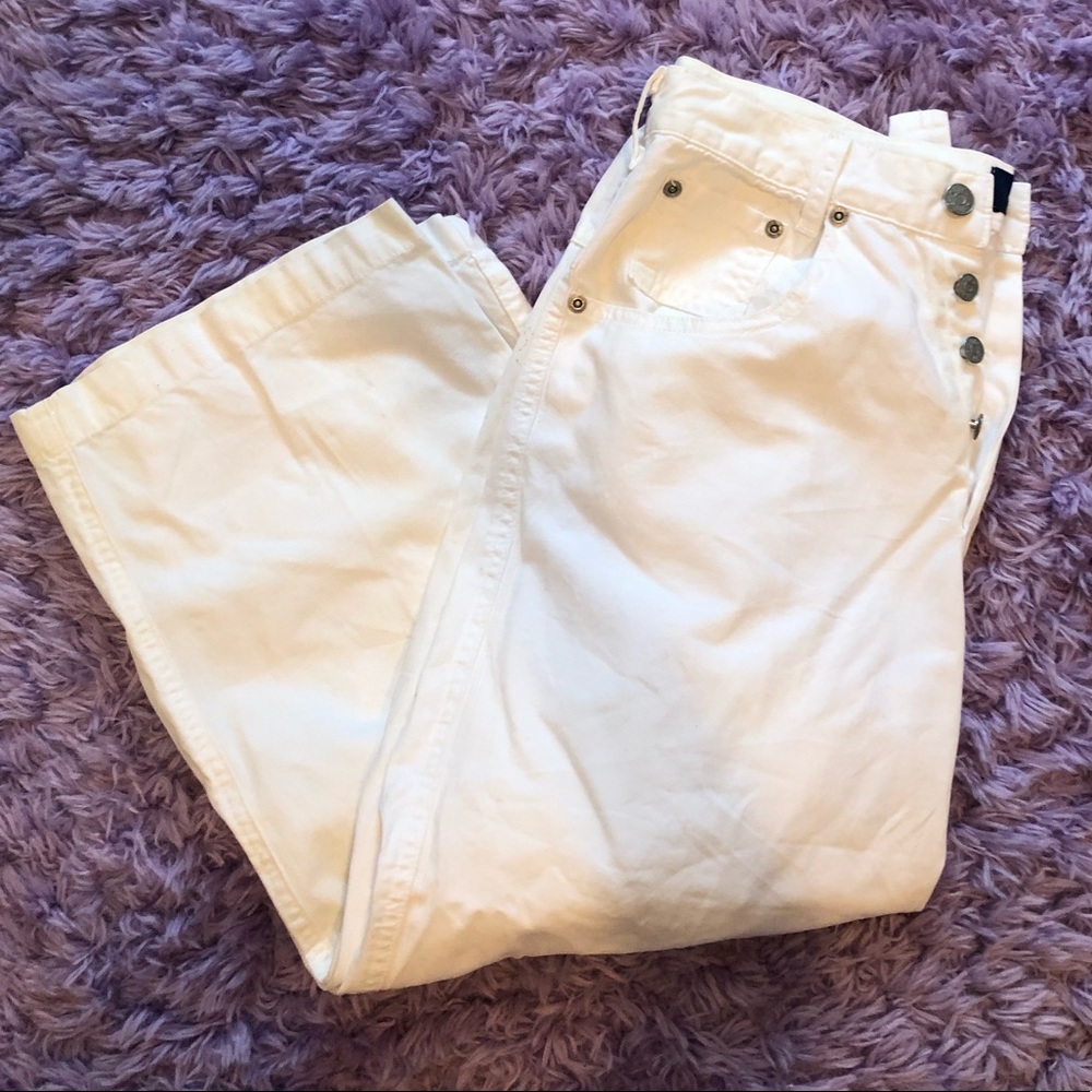 Button closure white capri